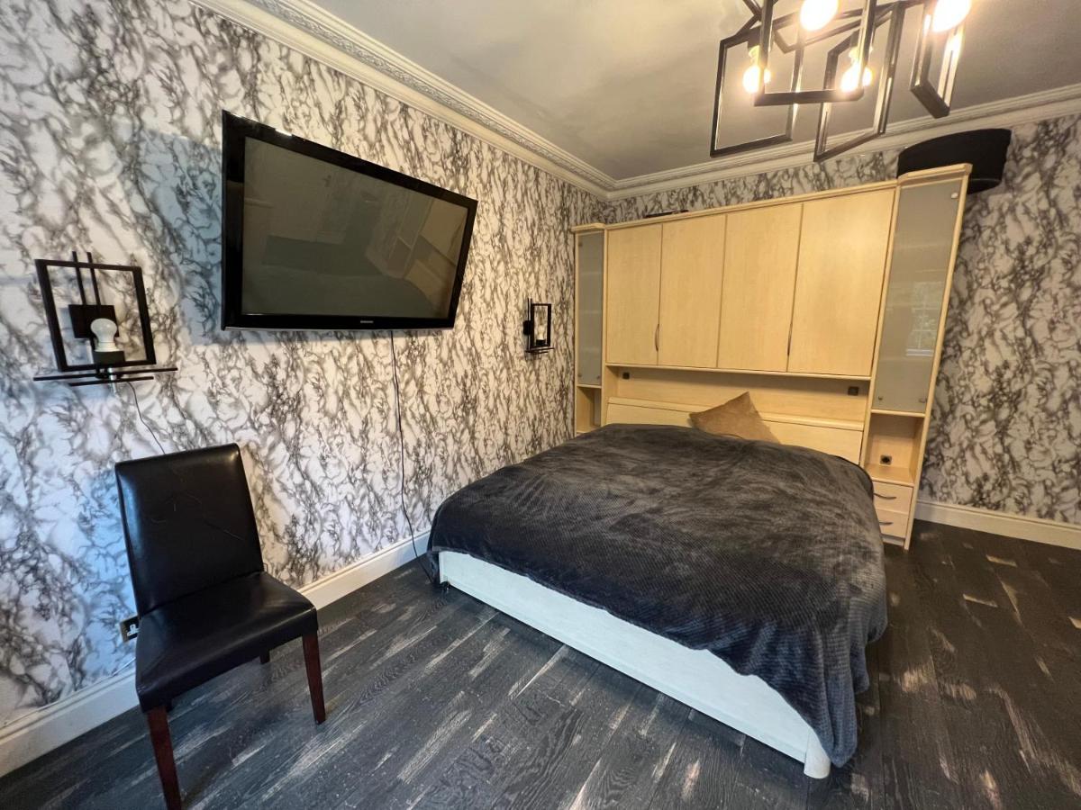 The Caduceus- Residence Chertsey Bagian luar foto