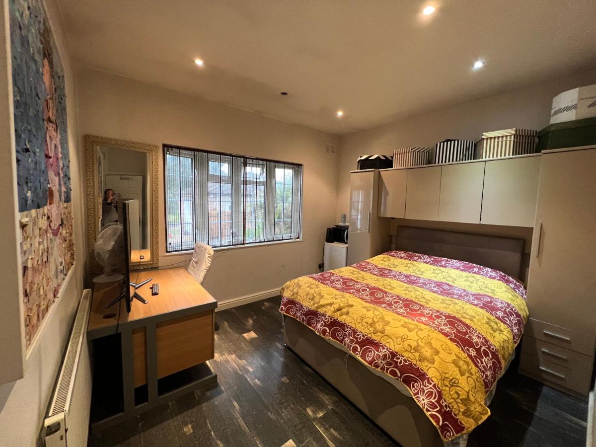 The Caduceus- Residence Chertsey Bagian luar foto