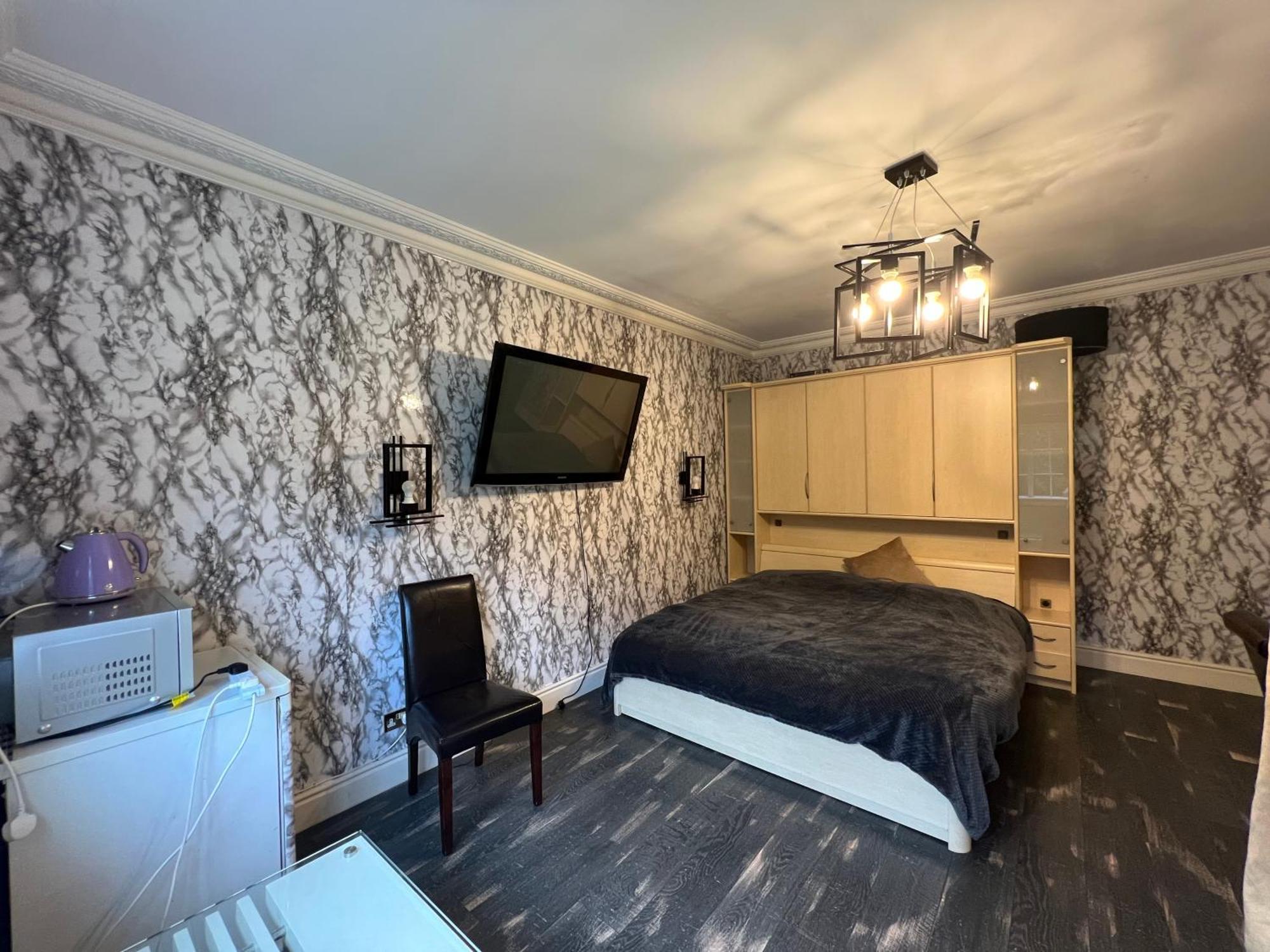 The Caduceus- Residence Chertsey Bagian luar foto