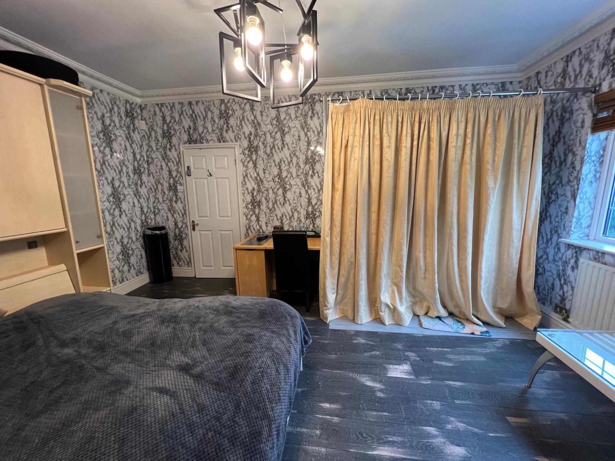 The Caduceus- Residence Chertsey Bagian luar foto
