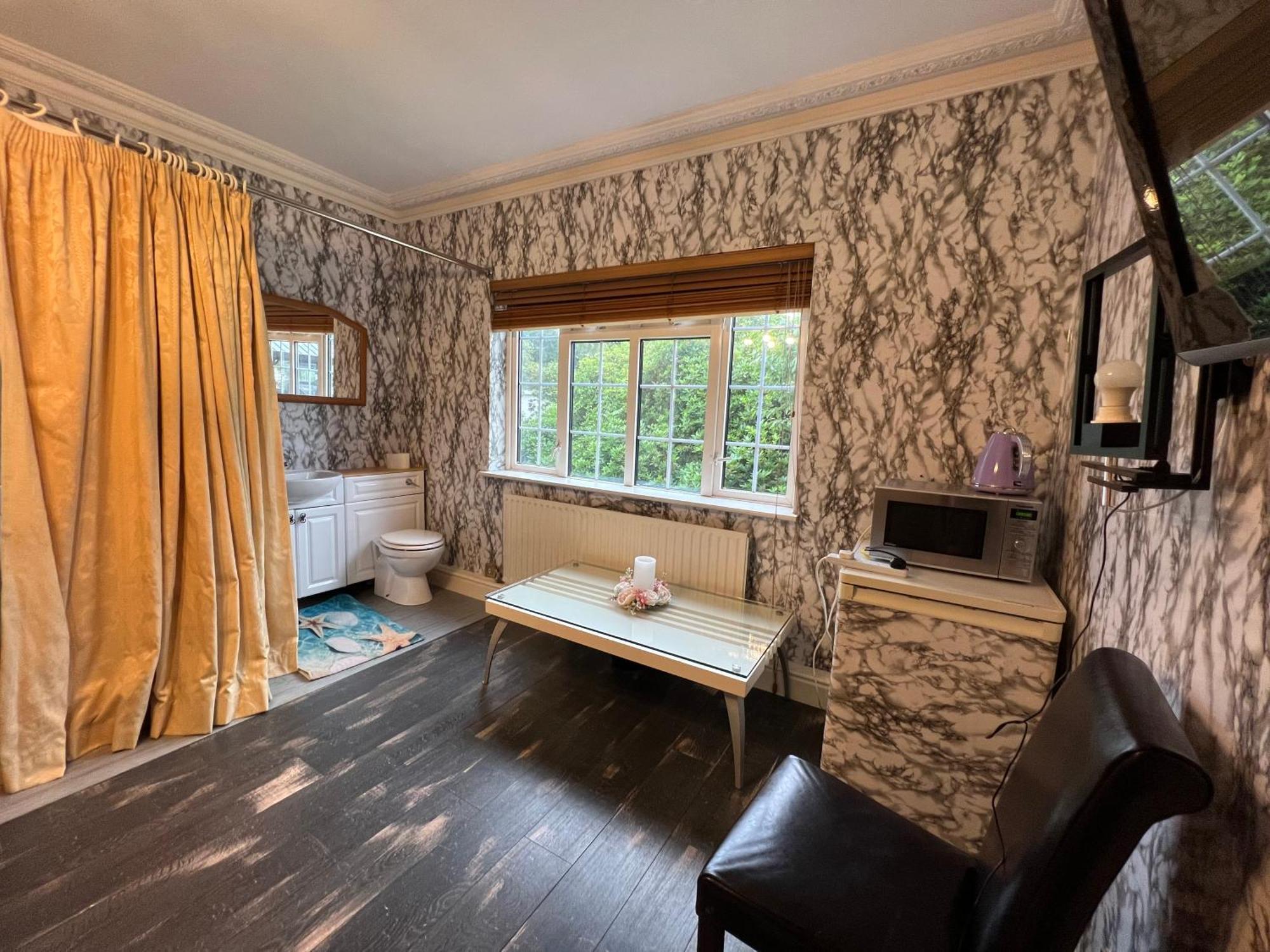The Caduceus- Residence Chertsey Bagian luar foto