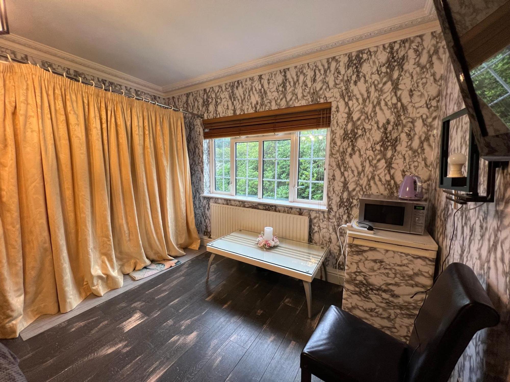 The Caduceus- Residence Chertsey Bagian luar foto