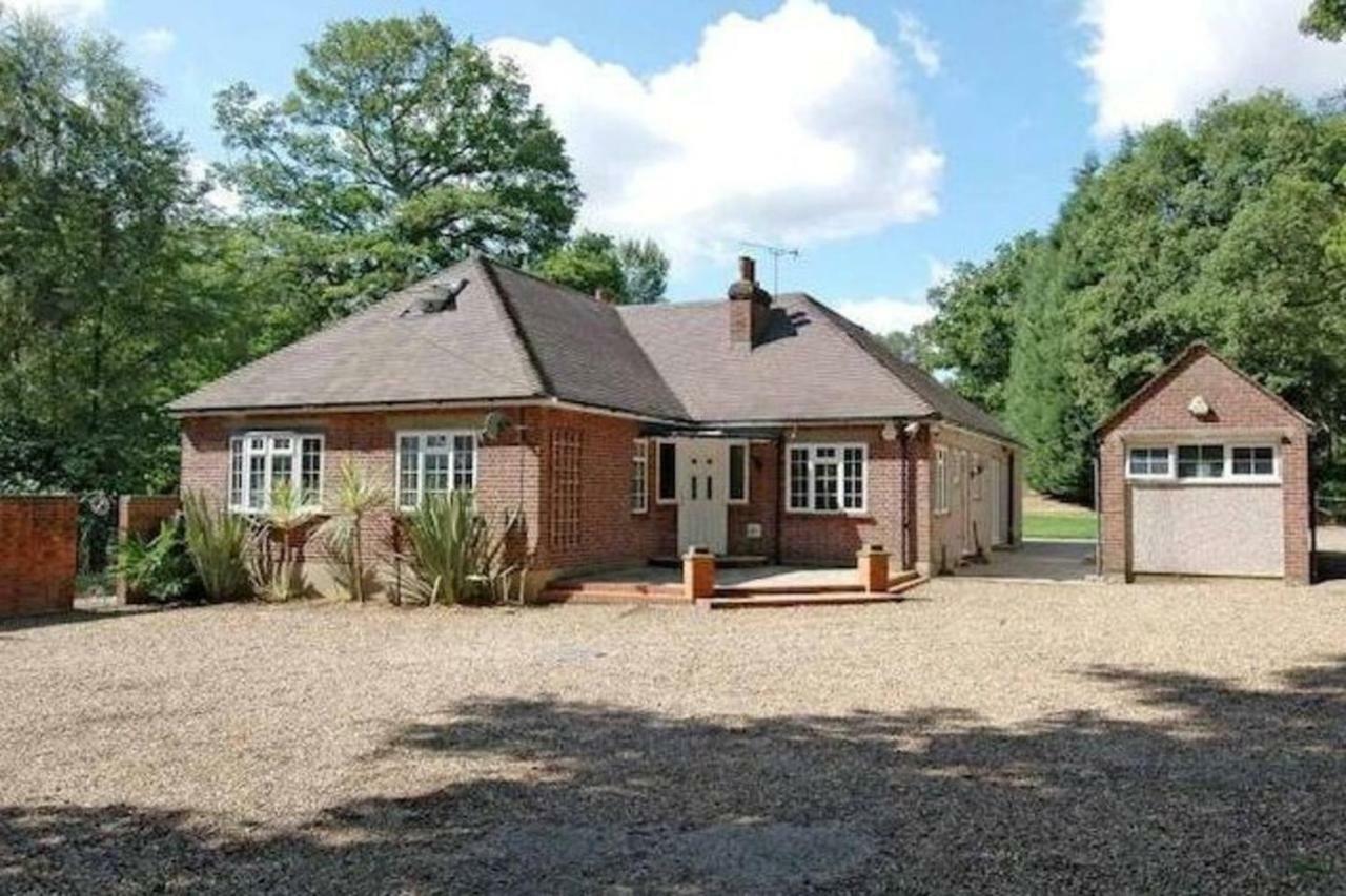 The Caduceus- Residence Chertsey Bagian luar foto